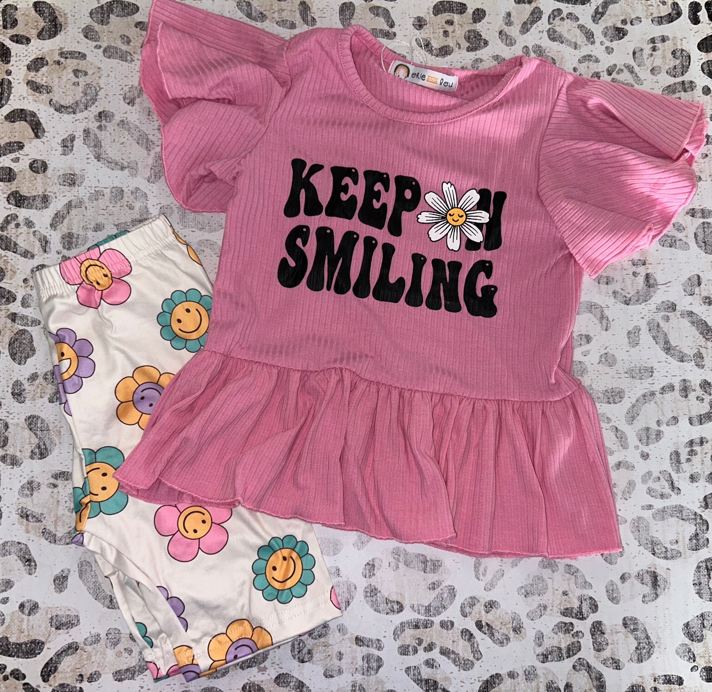 Okie & Lou Keep Smiling - Outfit